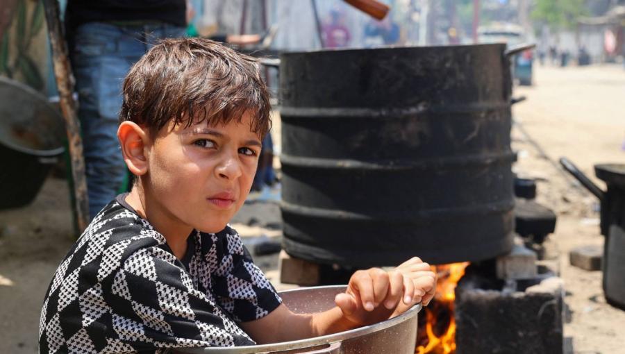 طفل فلسطيني ينتظر نصيبه من الغذاء عند نقطة توزيع طعام جماعية في مخيم البريج للاجئين في قطاع غزة المحاصر طفل فلسطيني ينتظر نصيبه من الغذاء عند نقطة توزيع طعام جماعية في مخيم البريج للاجئين في قطاع غزة المحاصر 4/6/2024 | المصدر: وكالة الأنباء الفرنسية