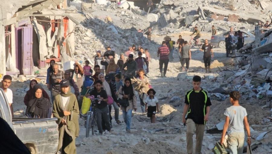 فلسطينيون في طريق عودتهم إلى خانيونس بعد انسحاب جيش الاحتلال 30/7/2024 فلسطينيون في طريق عودتهم إلى خانيونس بعد انسحاب جيش الاحتلال 30/7/2024
