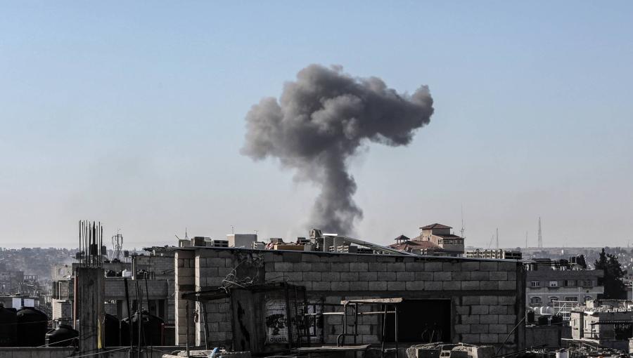 دخان متصاعد بعد غارة جوية إسرائيلية على رفح في غزة دخان متصاعد بعد غارة جوية إسرائيلية على رفح في غزة | المصدر: وكالة الأنباء الألمانية