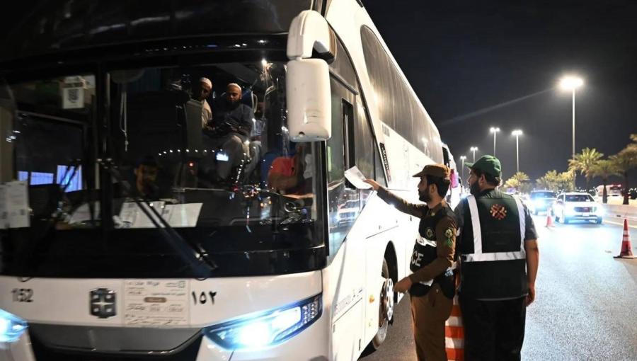 بعض رجال الأمن السعوديين خلال تفقد حافلات الحجاج بعض رجال الأمن السعوديين خلال تفقد حافلات الحجاج | المصدر: وكالة الأنباء السعودية