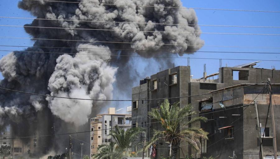 دخان يتصاعد من مبنى استهدفته غارة إسرائيلية بالنصيرات وسط قطاع غزة دخان يتصاعد من مبنى استهدفته غارة إسرائيلية بالنصيرات وسط قطاع غزة 20/7/2024 | المصدر: وكالة الأنباء الفرنسية