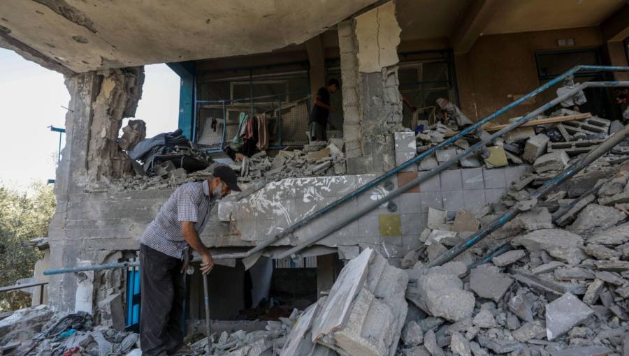 فلسطيني وسط حطام مدرسة أبو عريبان التي قصفها الاحتلال فلسطيني وسط حطام مدرسة أبو عريبان التي قصفها الاحتلال | المصدر: الوكالة الأوروبية للصور الصحفية