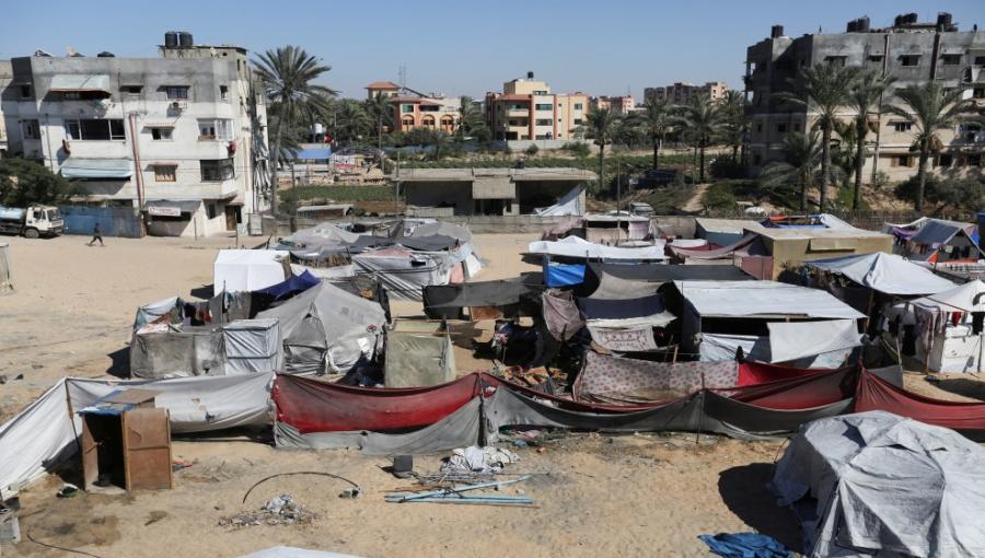 فلسطينيون يحتمون في خيام بعد تعرض منازلهم ومدارس نزحوا فيها لغارات إسرائيلية في خانيونس جنوبي غزة فلسطينيون يحتمون في خيام بعد تعرض منازلهم ومدارس نزحوا فيها لغارات إسرائيلية في خانيونس جنوبي غزة 18/07/2024 | المصدر: رويترز