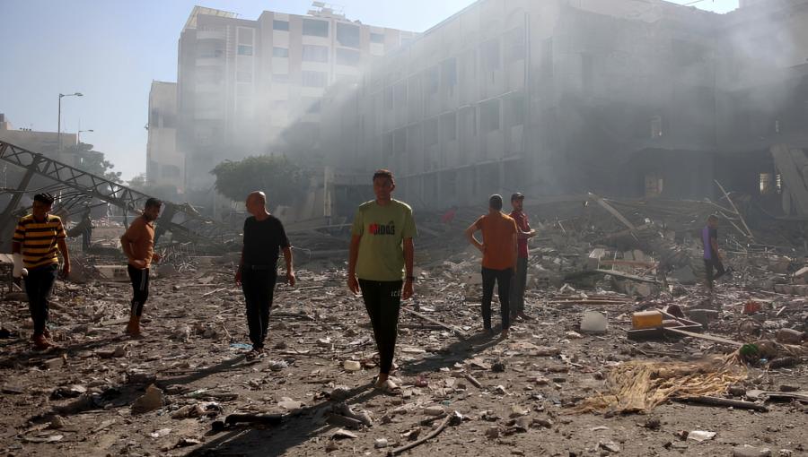 فلسطينيون يسيرون على أنقاض مدرسة تابعة للبطريركية اللاتينية في غزة بعد تعرضها لقصف إسرائيلي فلسطينيون يسيرون على أنقاض مدرسة تابعة للبطريركية اللاتينية في غزة بعد تعرضها لقصف إسرائيلي 7/7/2024 | المصدر: وكالة الأنباء الفرنسية