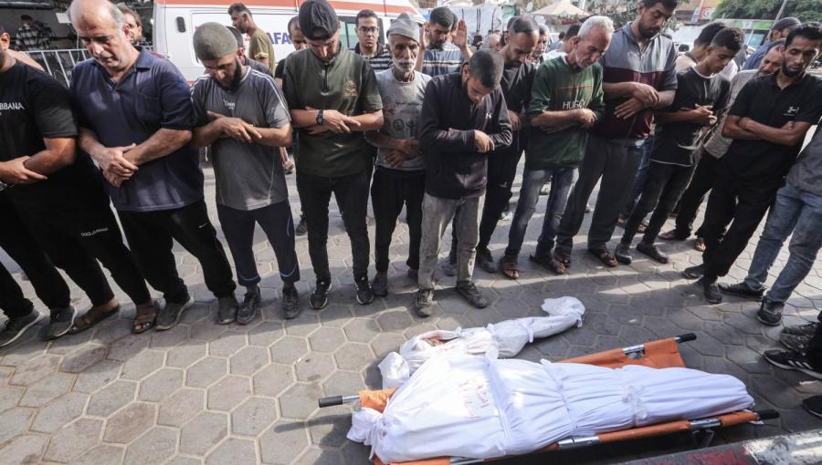 فلسطينيون يؤدون صلاة الجنازة على ذويهم في مستشفى شهداء الأقصى بدير البلح فلسطينيون يؤدون صلاة الجنازة على ذويهم في مستشفى شهداء الأقصى بدير البلح | المصدر: وكالة الأنباء الألمانية