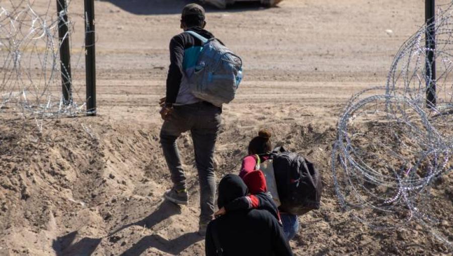 مهاجرون غير شرعيين يسيرون باتجاه الحدود الأمريكية مهاجرون غير شرعيين يسيرون باتجاه الحدود الأمريكية