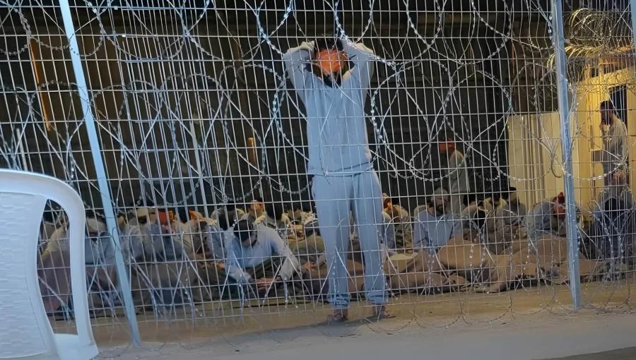 معتقل غزي معصوب الأعين في سدي تيمان معتقل غزي معصوب الأعين في سدي تيمان | المصدر: CNN