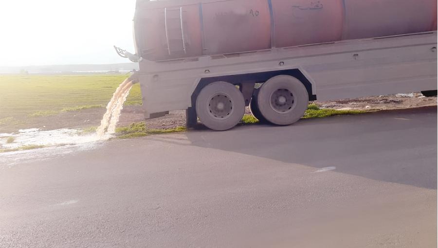 صهريج نضح يفرغ حمولته في أرض فارغة صهريج نضح يفرغ حمولته في أرض فارغة
