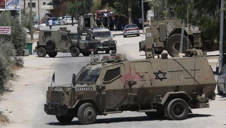 آليات ومدرعات جيش الاحتلال تغلق طريقا خلال اقتحام سابق في الضفة الغربية آليات ومدرعات جيش الاحتلال تغلق طريقا خلال اقتحام سابق في الضفة الغربية | المصدر: الأناضول