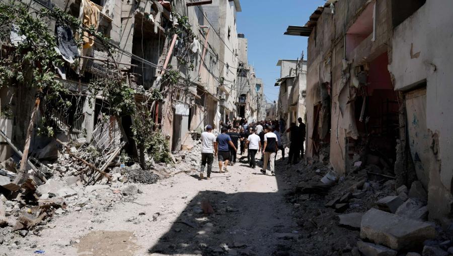 فلسطينيون يسيرون بين الدمار الذي سببته غارة إسرائيلية على طولكرم بالضفة الغربية فلسطينيون يسيرون بين الدمار الذي سببته غارة إسرائيلية على طولكرم بالضفة الغربية | المصدر: رويترز