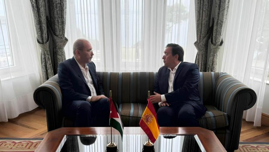 وزير الخارجية أيمن الصفدي ونظيره الإسباني وزير الخارجية أيمن الصفدي خلال لقاء بوزير الشؤون الخارجية والاتحاد الأوروبي والتعاون الإسباني خوسيه مانويل ألباريس في مدريد | المصدر: وزارة الخارجية الأردنية