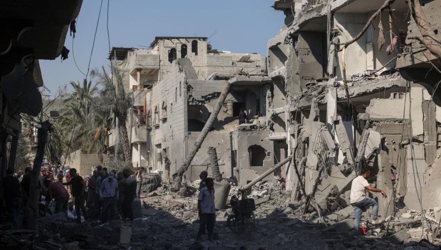 فلسطينيون يتفقدون الدمار في دير البلح وسط قطاع غزة بعد القصف الإسرائيلي فلسطينيون يتفقدون الدمار في دير البلح وسط قطاع غزة بعد القصف الإسرائيلي 7/8/2024 | المصدر: وكالة الأنباء الفرنسية