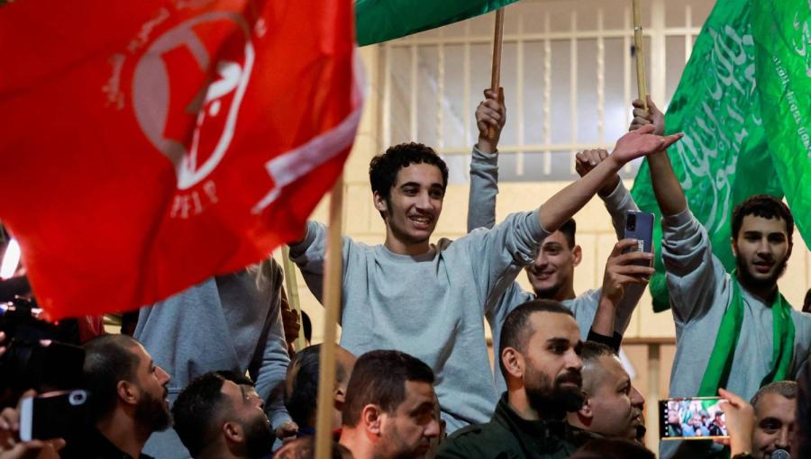 أحد الأسرى الفلسطينيين المفرج عنهم في صفقة التبادل أحد الأسرى الفلسطينيين المفرج عنهم في صفقة التبادل 26/11/2023 | المصدر: رويترز