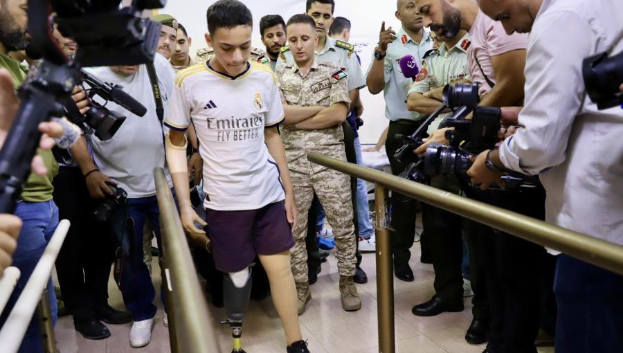 الطفل الغزي يزن الذي قدم إلى الأردن لتركيب أطراف اصطناعية ضمن مبادرة استعادة الأمل الطفل الغزي يزن الذي قدم إلى الأردن لتركيب أطراف اصطناعية ضمن مبادرة استعادة الأمل | المصدر: الهيئة الخيرية الهاشمية