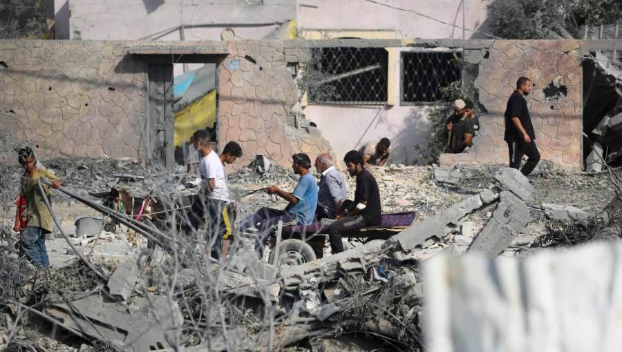 غزيون يمرون بين أنقاض المباني التي دمرها القصف الإسرائيلي في النصيرات غزيون يمرون بين أنقاض المباني التي دمرها القصف الإسرائيلي في النصيرات | المصدر: وكالة الأنباء الفرنسية