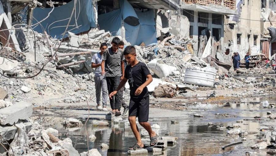 أطفال غزيون يمشون على الطوب لعبور بركة من مياه الصرف الصحي بين الأنقاض على طول شارع في مخيم جباليا أطفال غزيون يمشون على الطوب لعبور بركة من مياه الصرف الصحي بين الأنقاض على طول شارع في مخيم جباليا | المصدر: وكالة الأنباء الفرنسية