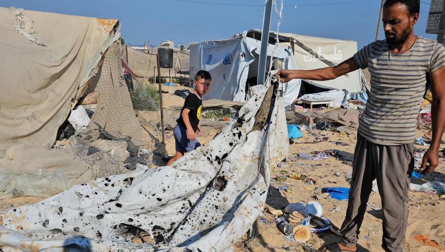 آثار الدمار في خيام النازحين في منطقة المواصي غرب مدينة خانيونس آثار الدمار في خيام النازحين في منطقة المواصي غرب مدينة خانيونس | المصدر: فلسطين بوست