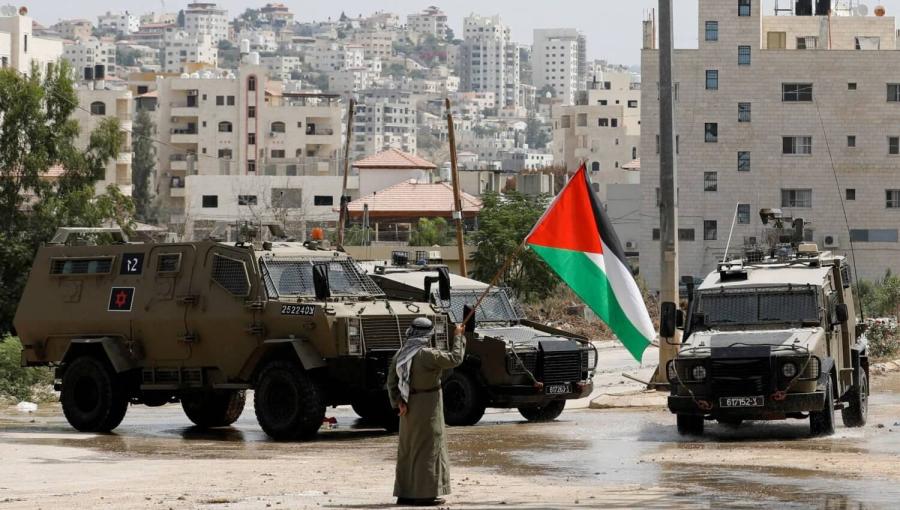 فلسطيني يلوح بعلم فلسطين بمواجهة آليات عسكرية إسرائيلية في طولكرم فلسطيني يلوح بعلم فلسطين بمواجهة آليات عسكرية إسرائيلية في طولكرم 22/8/2024 | المصدر: رويترز