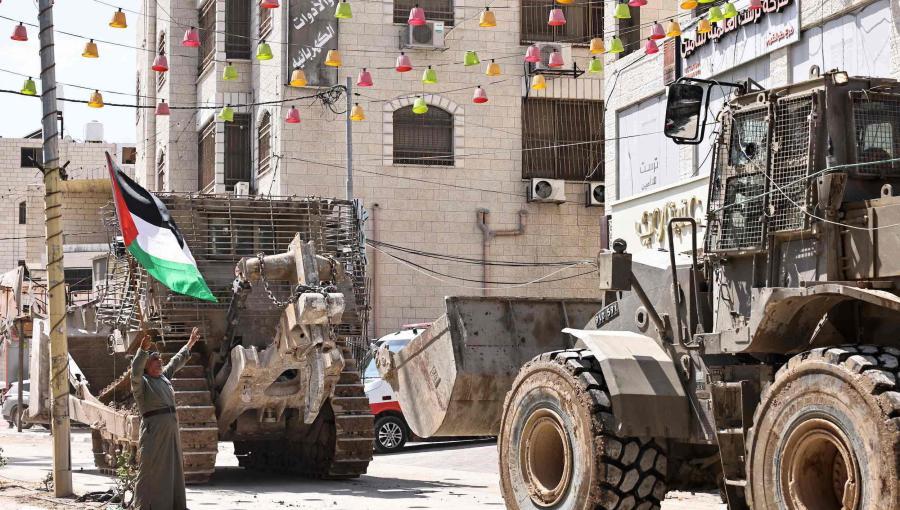 فلسطيني يتصدى لقوات الاحتلال خلال اقتحامها مدينة طولكرم الأسبوع الماضي فلسطيني يتصدى لقوات الاحتلال خلال اقتحامها مدينة طولكرم الأسبوع الماضي | المصدر: وكالة الأنباء الفرنسية