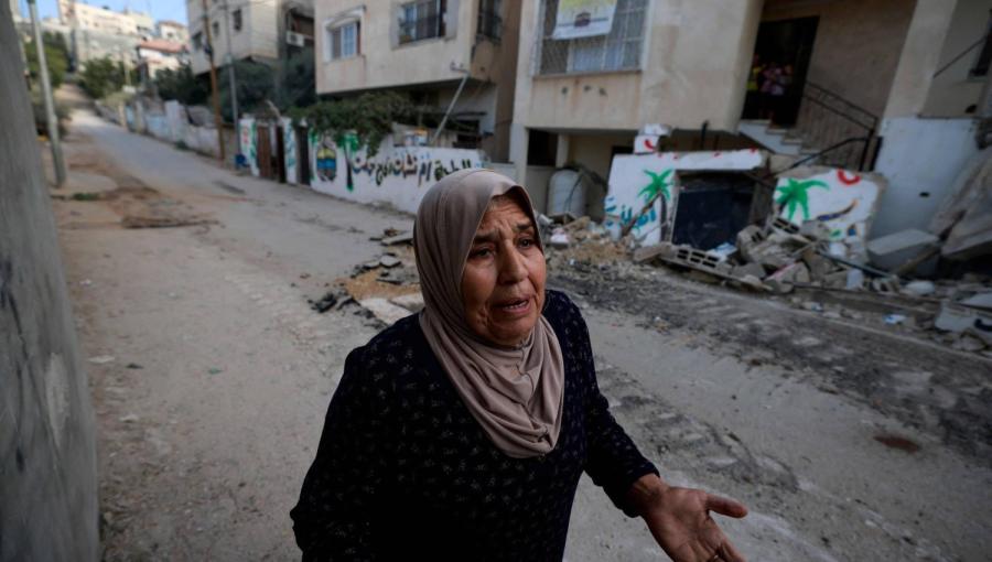فلسطينية تسير في أحد الشوارع المتضررة خلال مداهمة مخيم نور شمس قرب مدينة طولكرم فلسطينية تسير في أحد الشوارع المتضررة خلال مداهمة مخيم نور شمس قرب مدينة طولكرم | المصدر: وكالة الأنباء الفرنسية