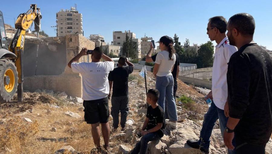 هدم منزل عائلة المطور في حي الشيخ عنبر في بلدة الزعيم بالقدس المحتلة هدم منزل عائلة المطور في حي الشيخ عنبر في بلدة الزعيم بالقدس المحتلة 8/8/2024 | المصدر: شبكة العاصمة الإخبارية