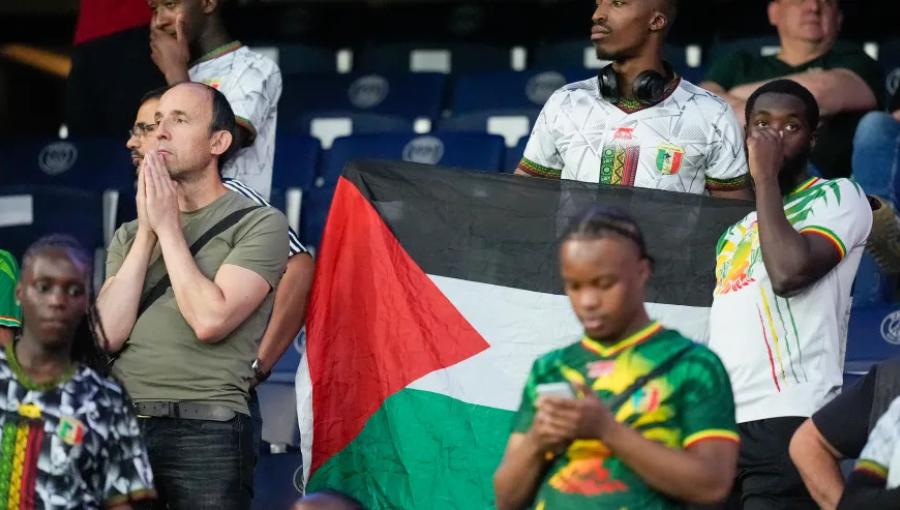 جماهير يحملون علم فلسطين في مباراة مالي مع الاحتلال جماهير يحملون علم فلسطين في مباراة مالي مع الاحتلال | ألمصدر: أسوشييتد برس