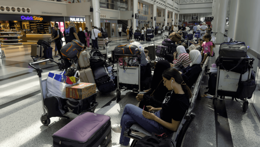 مسافرون ينتظرون بعد تأخير أو إلغاء رحلاتهم في مطار رفيق الحريري الدولي في بيروت مسافرون ينتظرون بعد تأخير أو إلغاء رحلاتهم في مطار رفيق الحريري الدولي في بيروت | المصدر: الوكالة الأوروبية للصور الصحفية