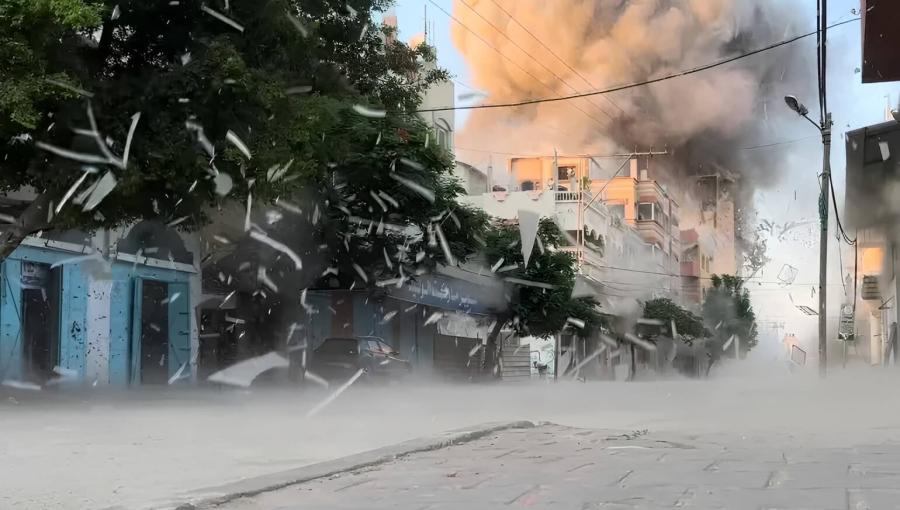 دخان يتصاعد جراء قصف جيش الاحتلال الإسرائيلي على مخيم النصيرات وسط قطاع غزة دخان يتصاعد جراء قصف جيش الاحتلال الإسرائيلي على مخيم النصيرات وسط قطاع غزة | المصدر: رويترز