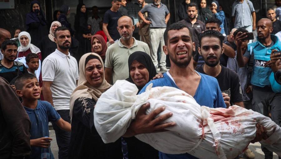 فلسطيني يحمل جثمان شهيد إثر غارة إسرائيلية على مخيم البريج للاجئين وسط غزة فلسطيني يحمل جثمان شهيد إثر غارة إسرائيلية على مخيم البريج للاجئين وسط غزة 18/9/2024 | المصدر: وكالة الأنباء الفرنسية