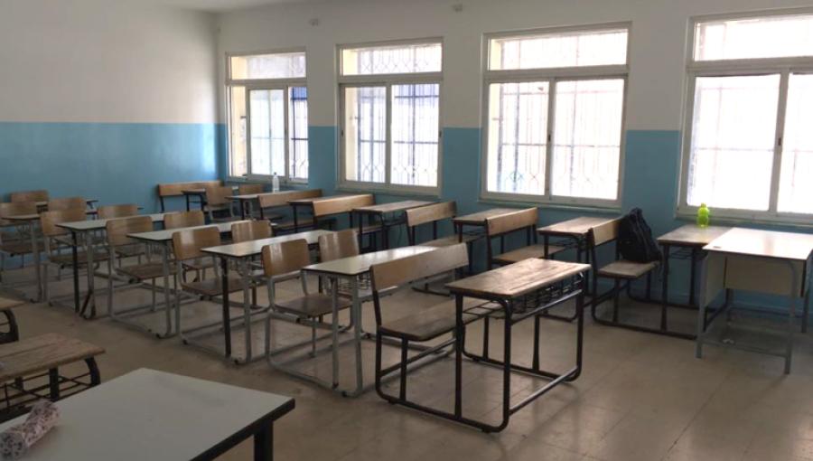 صف فارغ في مدرسة حكومية صف فارغ في مدرسة حكومية