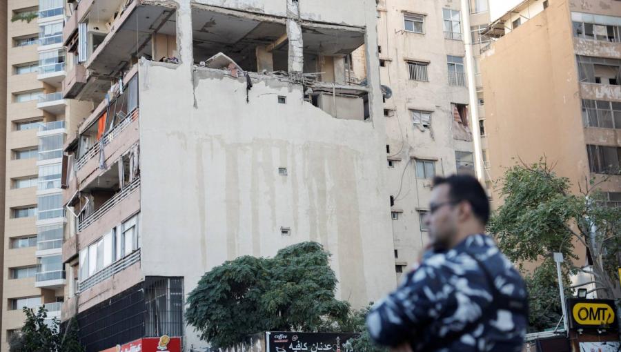 أحد أفراد الأمن يقف بجوار المباني المتضررة في غارة إسرائيلية بمنطقة الكولا وسط بيروت أحد أفراد الأمن يقف بجوار المباني المتضررة في غارة إسرائيلية بمنطقة الكولا وسط بيروت | المصدر: رويترز