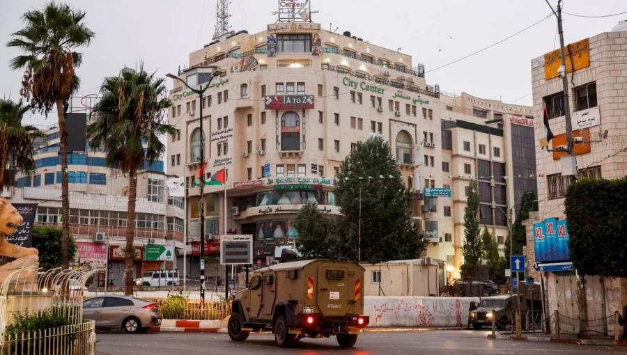 آلية عسكرية إسرائيلية خارج مقر مكتب قناة الجزيرة في رام الله بالضفة الغربية المحتلة آلية عسكرية إسرائيلية خارج مقر مكتب قناة الجزيرة في رام الله بالضفة الغربية المحتلة | المصدر: رويترز