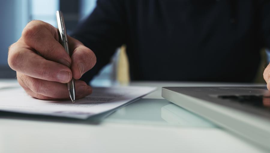 صورة تعبيرية لشخص يكتب صورة تعبيرية لشخص يكتب | المصدر: freepik