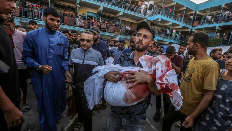 فلسطيني نازح يحمل ابنه الذي استشهد في غارة إسرائيلية على مدرسة الجاعوني التابعة للأونروا وسط قطاع غزة فلسطيني نازح يحمل ابنه الذي استشهد في غارة إسرائيلية على مدرسة الجاعوني التابعة للأونروا وسط قطاع غزة 11/9/2024 | المصدر: وكالة الأنباء الفرنسية