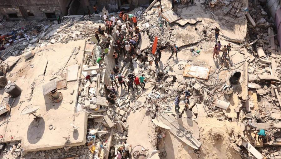 فلسطينيون يبحثون عن ضحايا أو ناجين تحت أنقاض مبنى دمره القصف الإسرائيلي في ضاحية الشيخ رضوان بمدينة غزة فلسطينيون يبحثون عن ضحايا أو ناجين تحت أنقاض مبنى دمره القصف الإسرائيلي في ضاحية الشيخ رضوان بمدينة غزة 24/9/2024 | المصدر: وكالة الأنباء الفرنسية