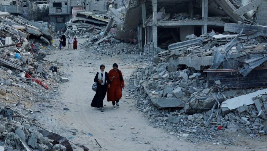فلسطينيون يسيرون بين أنقاض منازل دمرتها غارات إسرائيلية في خانيونس بقطاع غزة فلسطينيون يسيرون بين أنقاض منازل دمرتها غارات إسرائيلية في خانيونس بقطاع غزة | المصدر: رويترز
