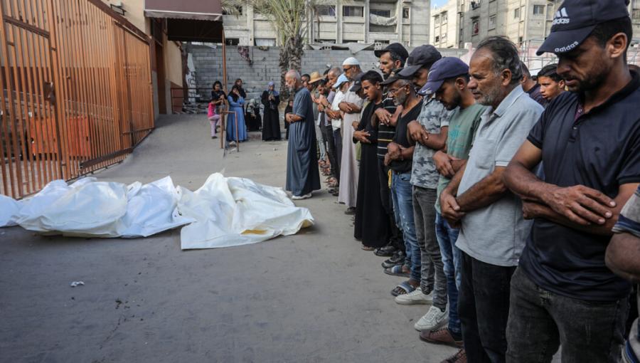فلسطينيون يؤدون صلاة الجنازة على الشهداء في غزة فلسطينيون يؤدون صلاة الجنازة على الشهداء في غزة | المصدر: الأناضول