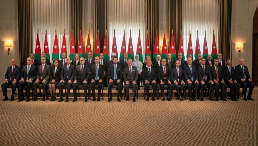 رئيس الوزراء جعفر حسان وأعضاء حكومته رئيس الوزراء جعفر حسان وأعضاء حكومته بعد أداء اليمين الدستورية أمام الملك في قصر الحسينية 18/9/2024 | المصدر: الديوان الملكي الهاشمي