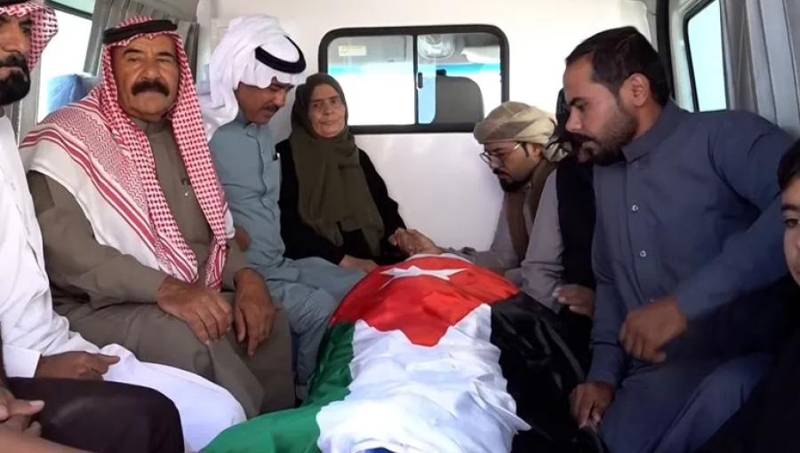 جثمان الشهيد ماهر الجازي جثمان الشهيد ماهر الجازي محاط بأهله 17/9/2024 | المصدر: الجزيرة
