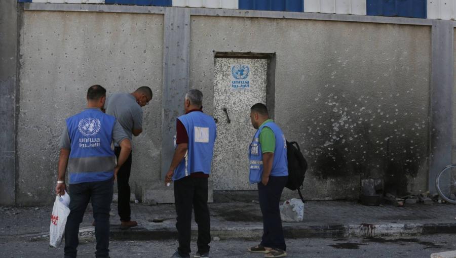 موظفو وكالة الأونروا في مخيم المغازي في غزة يقفون عند باب أحد مقرات الوكالة موظفو وكالة الأونروا في مخيم المغازي في غزة يقفون عند باب أحد مقرات الوكالة | المصدر: وكالة الأنباء الألمانية