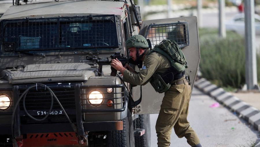 جندي إسرائيلي يوجه سلاحه نحو فلسطينيين خلال اقتحام سابق لإحدى مدن الضفة جندي إسرائيلي يوجه سلاحه نحو فلسطينيين خلال اقتحام سابق لإحدى مدن الضفة | المصدر: المركز الفلسطيني للإعلام