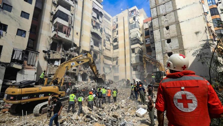 خلال عملية بين الأنقاض في موقع تعرض لغارة إسرائيلية استهدفت الضاحية الجنوبية لبيروت خلال عملية بين الأنقاض في موقع تعرض لغارة إسرائيلية استهدفت الضاحية الجنوبية لبيروت | المصدر: وكالة الأنباء الفرنسية