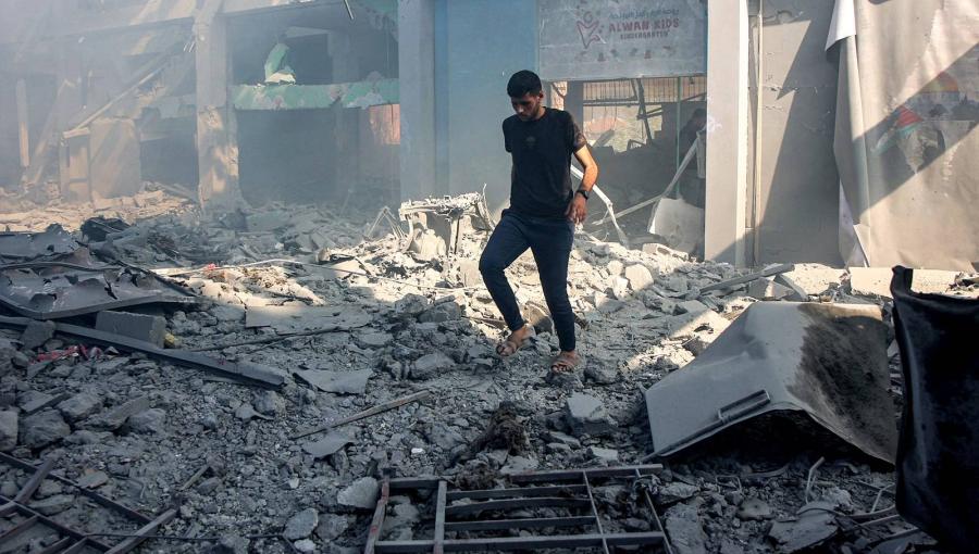 شاب فلسطيني يسير بين أنقاض مبنى تعرض لقصف إسرائيلي في حي الشيخ رضوان بغزة شاب فلسطيني يسير بين أنقاض مبنى تعرض لقصف إسرائيلي في حي الشيخ رضوان بغزة | المصدر: وكالة الأنباء الفرنسية
