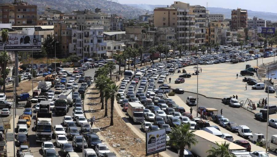 سكان صيدا ينزحون بسياراتهم شمالا وسط الغارات الإسرائيلية سكان صيدا ينزحون بسياراتهم شمالا وسط الغارات الإسرائيلية 23/9/2024 | المصدر: أسوشييتد برس