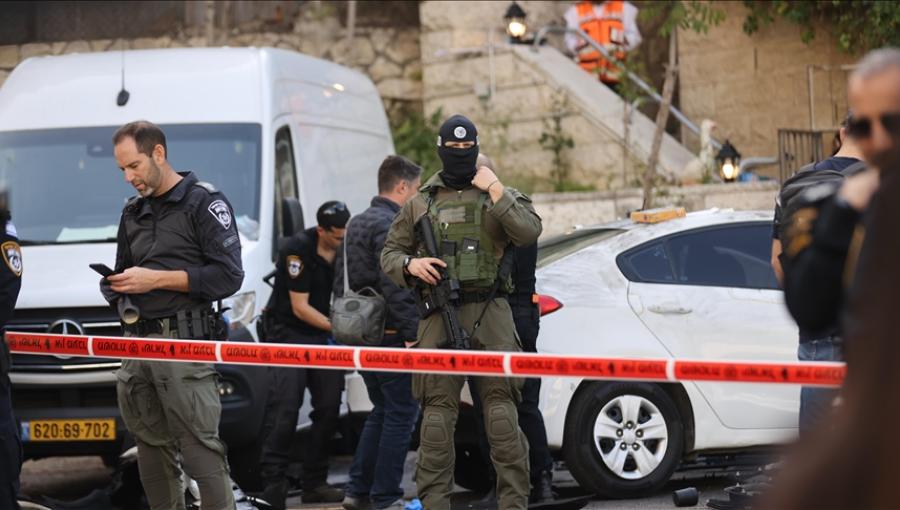 جنود من جيش الاحتلال يقفون على حاجز عسكري في وقت سابق بالضفة الغربية جنود من جيش الاحتلال يقفون على حاجز عسكري في وقت سابق بالضفة الغربية | المصدر: الأناضول