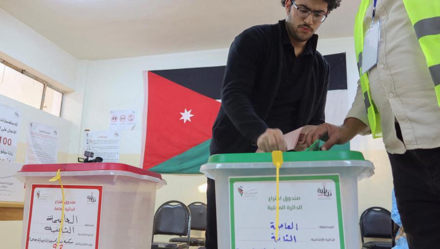 ناخب يدلي بصوته في أحد مراكز الاقتراع خلال الانتخابات البرلمانية ناخب يدلي بصوته في أحد مراكز الاقتراع خلال الانتخابات البرلمانية 10/9/2024 | المصدر: رويترز