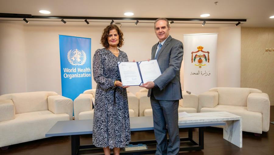 فراس الهواري وجميلة الراعبي وزير الصحة فراس الهواري يتسلم رسالة مدير عام منظمة الصحة العالمية من ممثل المنظمة في الأردن د. جميلة الراعبي- عمّان 19/9/2024 | المصدر: منظمة الصحة العالمية