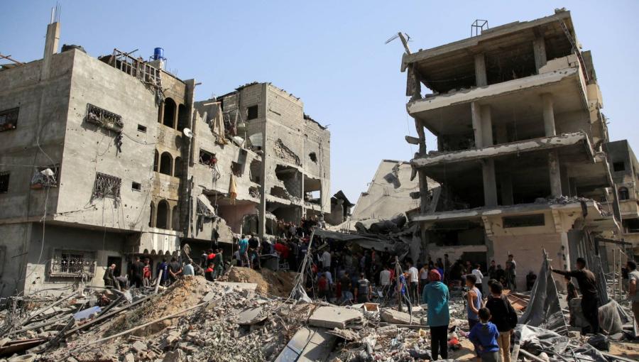 فلسطينيون يتجمعون في موقع تعرَّض لغارة إسرائيلية وسط غزة 26/10/2024 | المصدر: وكالة رويترز فلسطينيون يتجمعون في موقع تعرَّض لغارة إسرائيلية وسط غزة 26/10/2024 | المصدر: وكالة رويترز