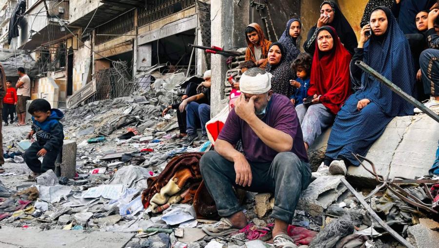 فلسطينيون يجلسون وسط ركام مبنى استهدفته غارة إسرائيلية في بيت لاهيا شمال قطاع غزة 29/10/2024|المصدر:وكالة الصحافة الفرنسية فلسطينيون يجلسون وسط ركام مبنى استهدفته غارة إسرائيلية في بيت لاهيا شمال قطاع غزة 29/10/2024|المصدر:وكالة الصحافة الفرنسية