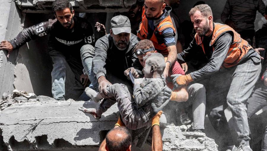أفراد الدفاع المدني الفلسطيني ينقذون طفلا إثر قصف الاحتلال الإسرائيلي على منزل عائلة في حي الزرقاء شمال مدينة غزة أفراد الدفاع المدني الفلسطيني ينقذون طفلا إثر قصف الاحتلال الإسرائيلي على منزل عائلة في حي الزرقاء شمال مدينة غزة 26/10/2024 | المصدر: وكالة الأنباء الفرنسية